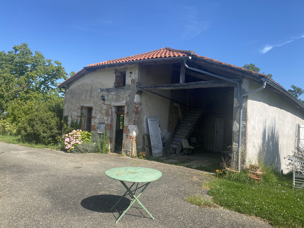 grande maison en pierre et brique d'env 220 m2, entourée de bois et de prairie, un havre de paix