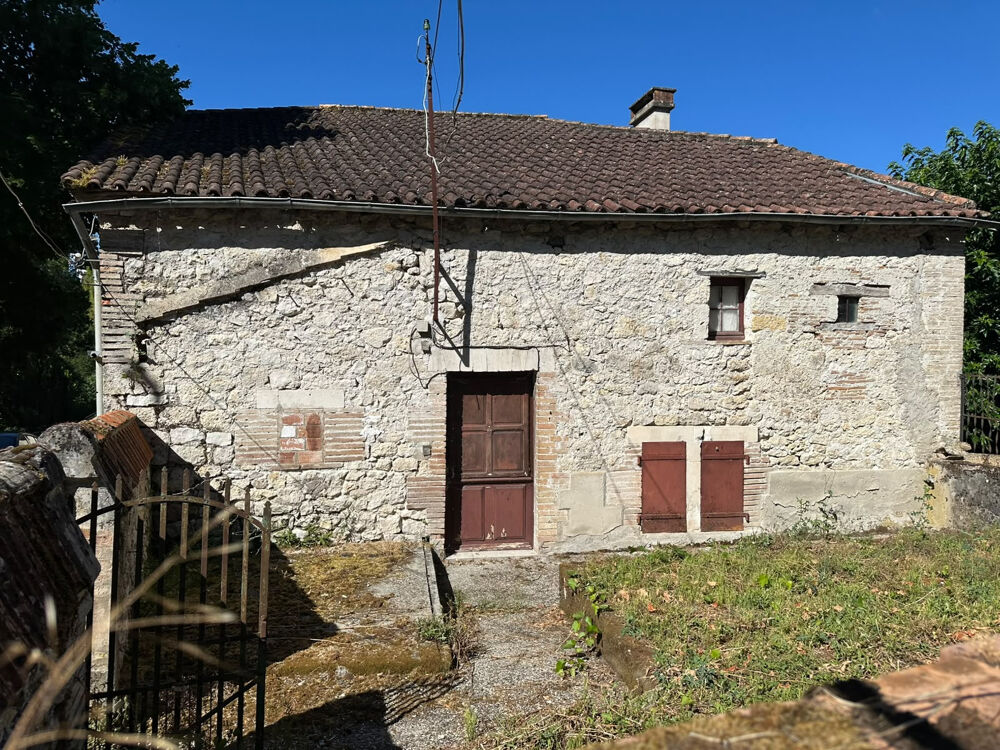 Maison en pierre située au coeur du village, avec jardin.