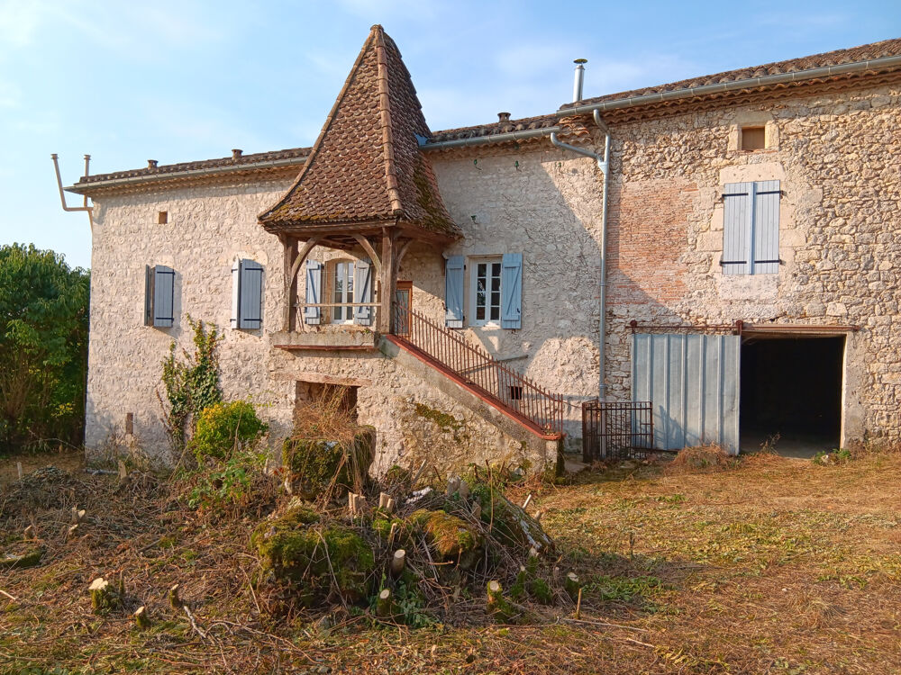 Vente Maison Maison Quercynoise avec trois chambres a rénover sur 6000 m2 de terrain, de nombreuses dépendances attenantes Touffailles