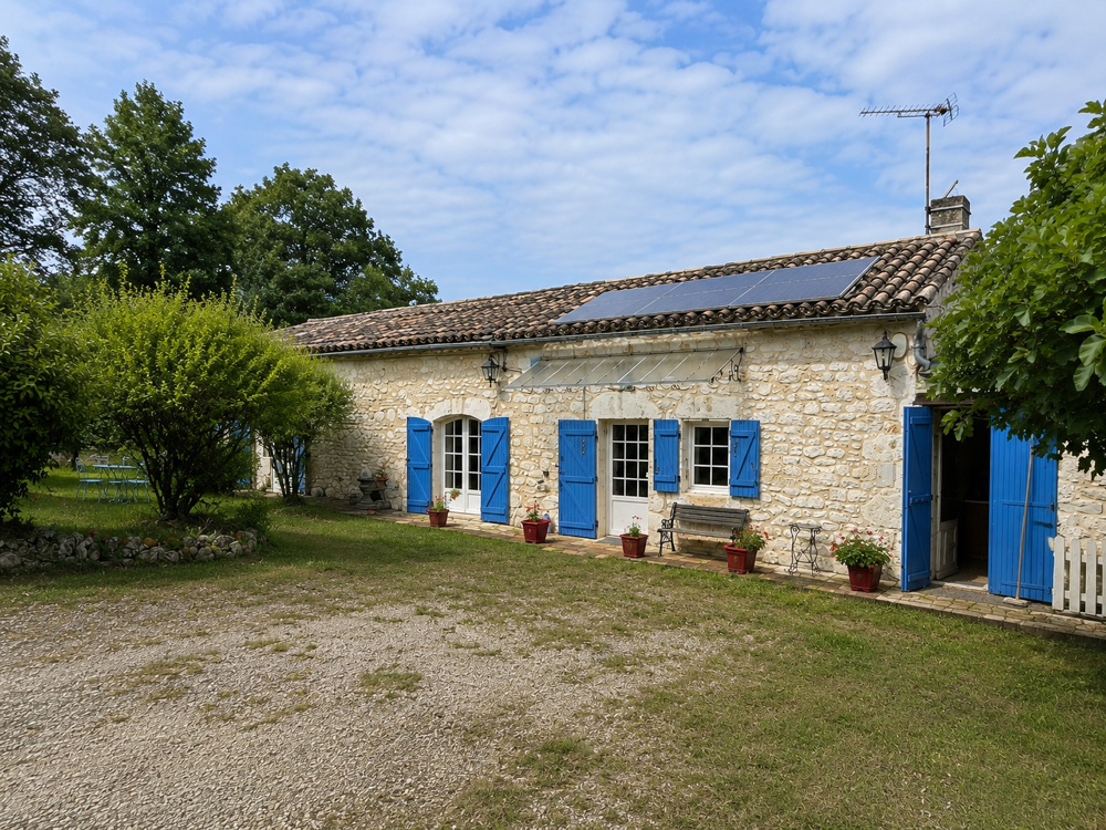 Belle maison en pierre située à quelques minutes de Montaigu-de-Quercy, dans un environnement calme et agréabl