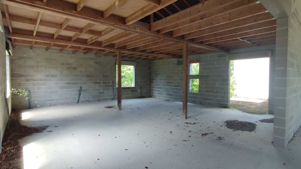 Vente Autre Maison en cours de construction, située sur un terrain de plus de 7 000 m2, isolé au bout d'un sans issue. Anthe