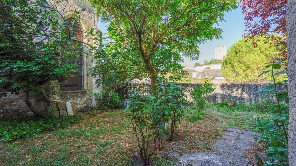 Maison de village en pierre avec jardin, garage et atelier