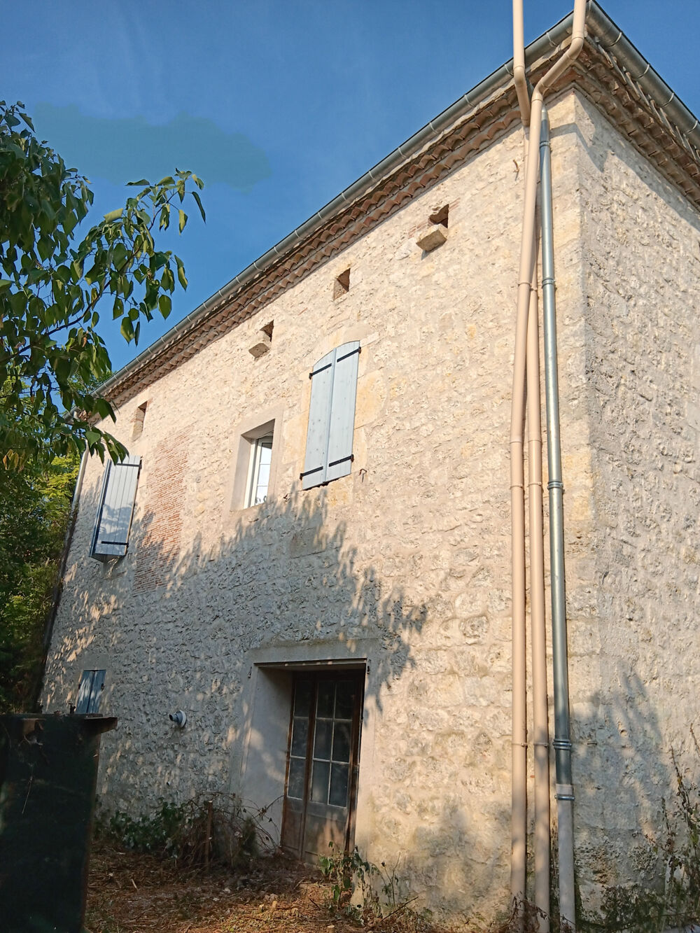 Vente Maison Maison Quercynoise avec trois chambres a rénover sur 6000 m2 de terrain, de nombreuses dépendances attenantes Touffailles