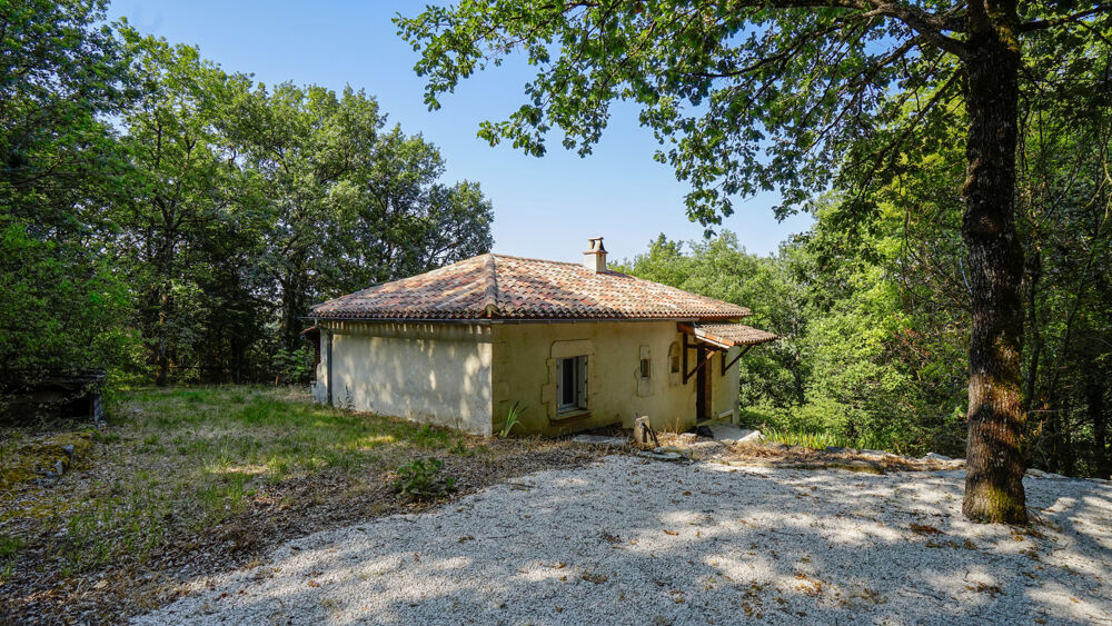Maison de 102 m2 sur deux niveaux, trois chambres, isolée, dans les bois avec une vue dominante