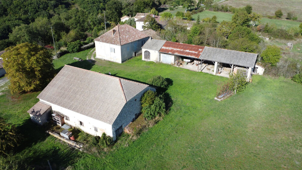 propriété composé d'une maison d'habitation et de 3 dépendances sur un terrain d'env 6 hectares