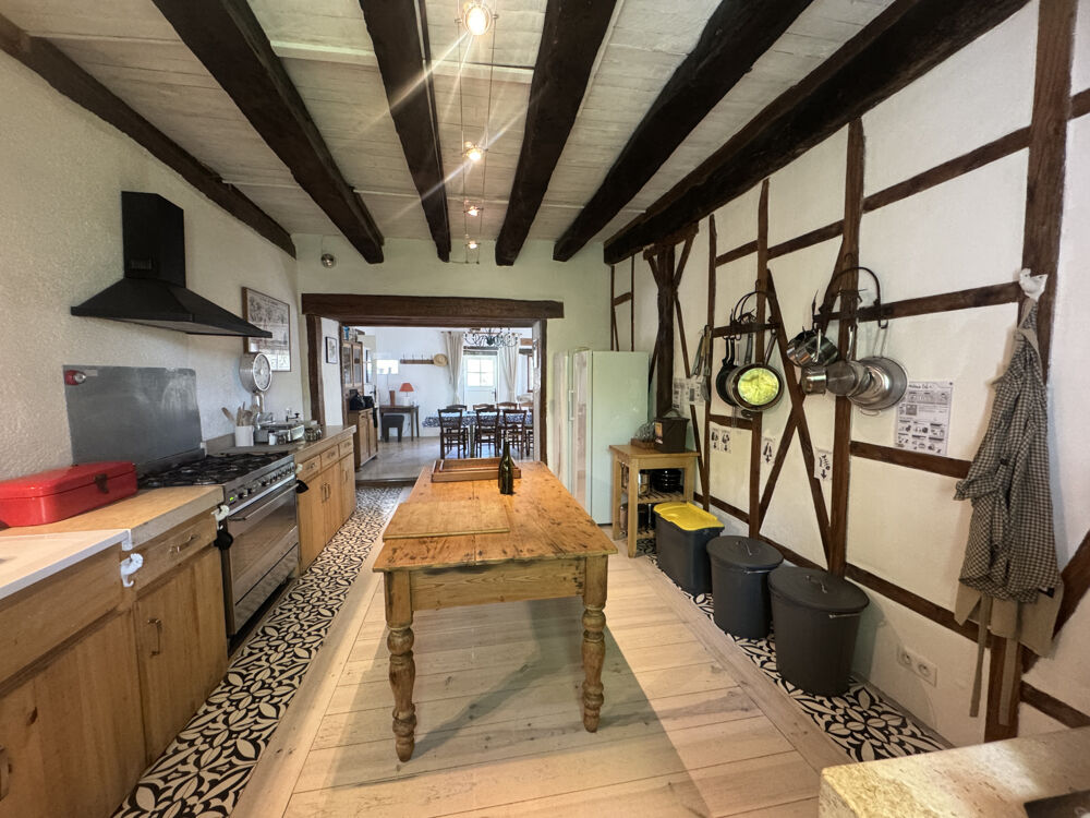 Ensemble de prestige en pierre sur 1,2 hectare avec piscine et dépendances