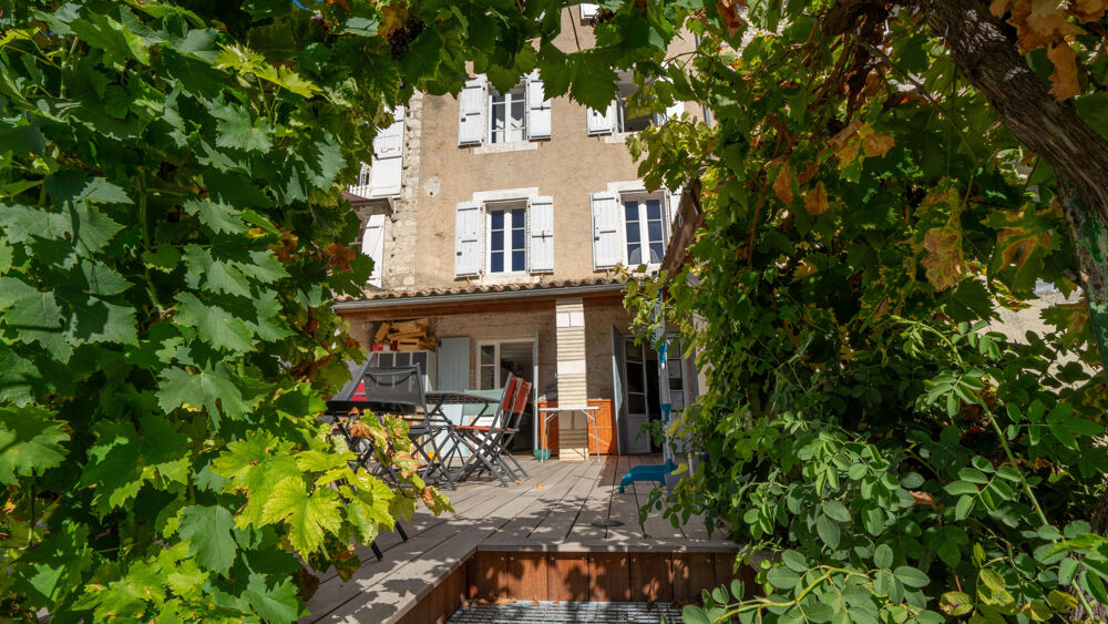 Vente Maison Maison en centre ville de 200 m2 , 5 chambres, cave, local commercial, 2 garages, une dépendance et un jardin Lauzerte
