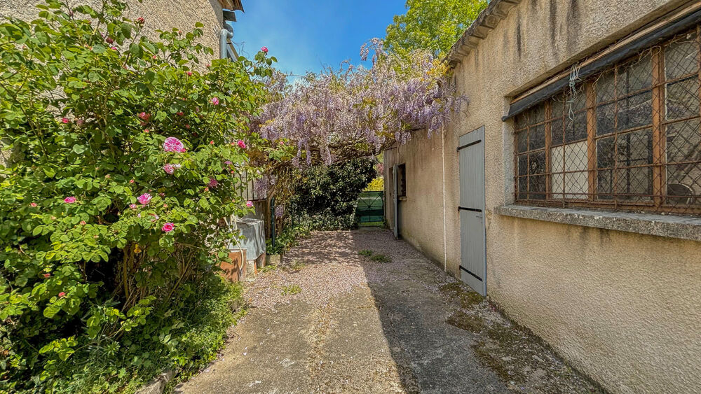 Jolie maison de village de 130m2, située au coeur d'un village tous commerces avec 1 garage et 1 jardin.
