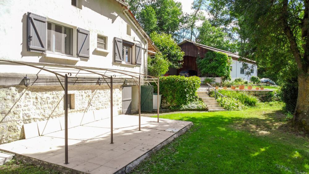 Jolie propriété avec une maison principale, une maison amis, une piscine, une grange et 9274 m2 de terrain