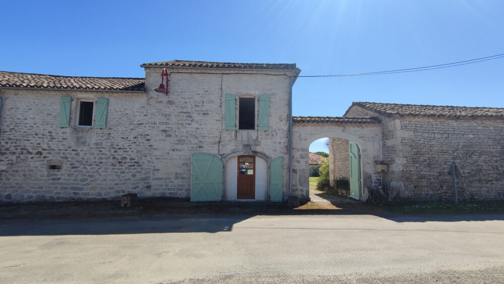Charmante maison en pierre située dans un village, avec un joli jardin clos, une maison à restaurer et grange