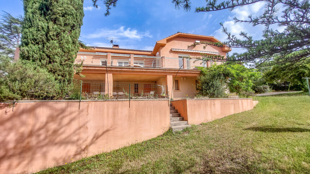Grande maison de famille avec piscine et terrain de tennis