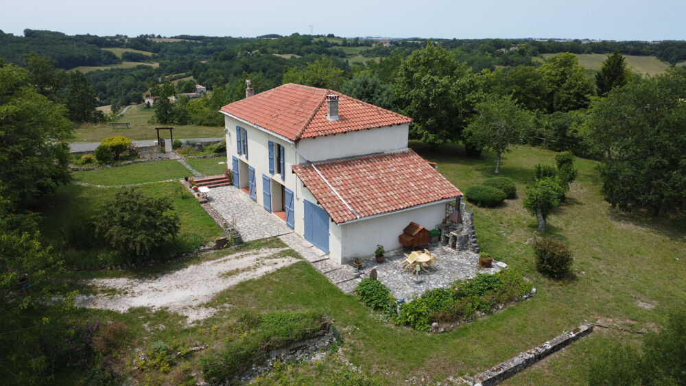 Maison de village avec une magnifique vue et un beau parc arboré de 4277m2