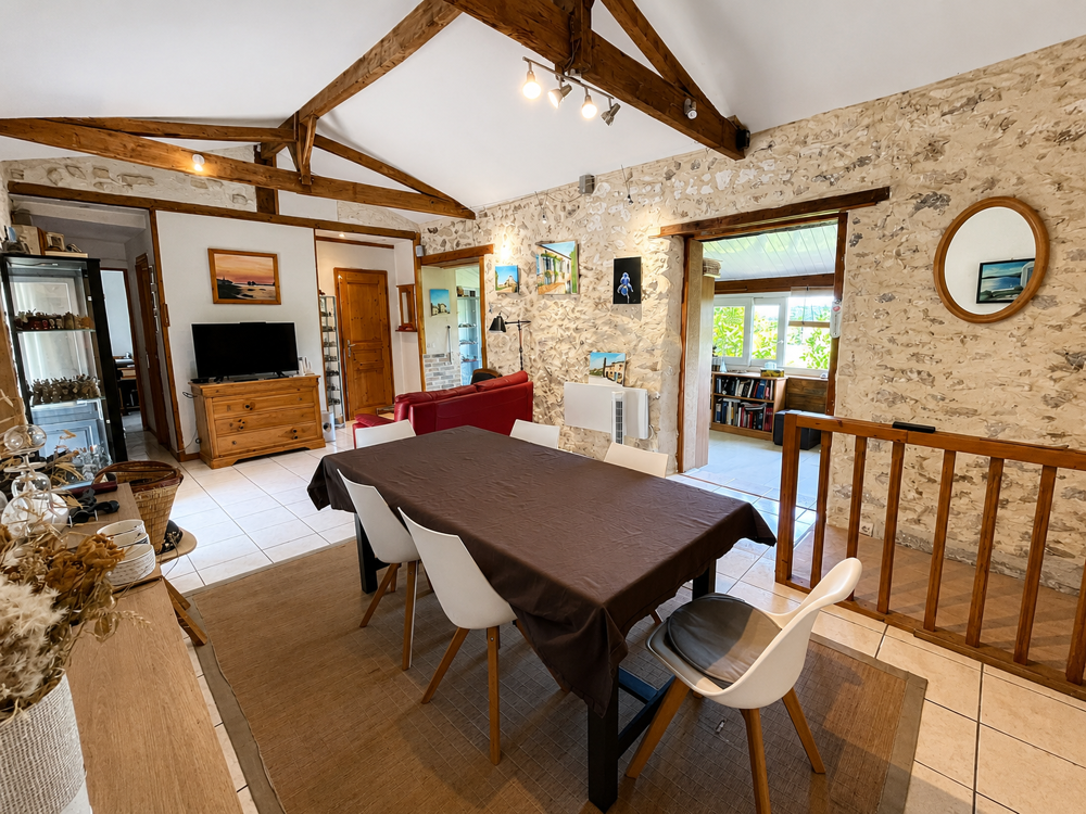 Maison de village atypique avec vue imprenable, piscine, deux chambre , jardin et chambre d'ami