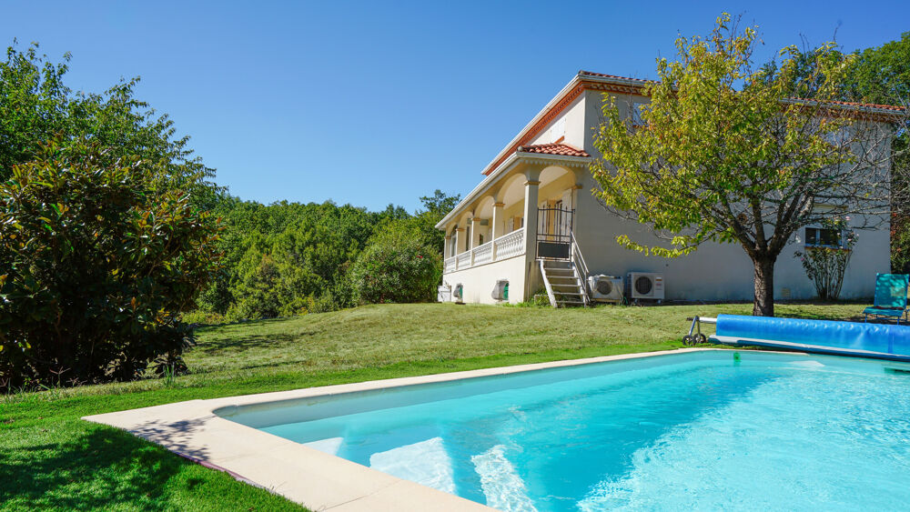 maison contemporaine de 204 m2, 6 chambres, cuisine séparée, véranda, piscine et un sous sol de 100 m2