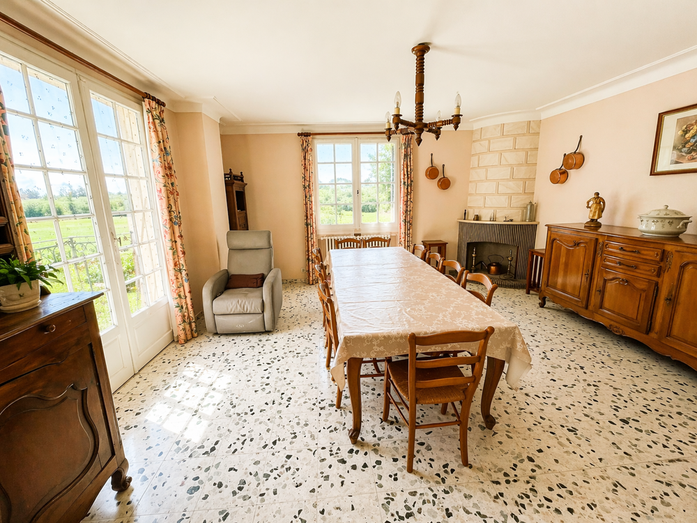 Maison en pierre aux généreux volumes et vue dégagée