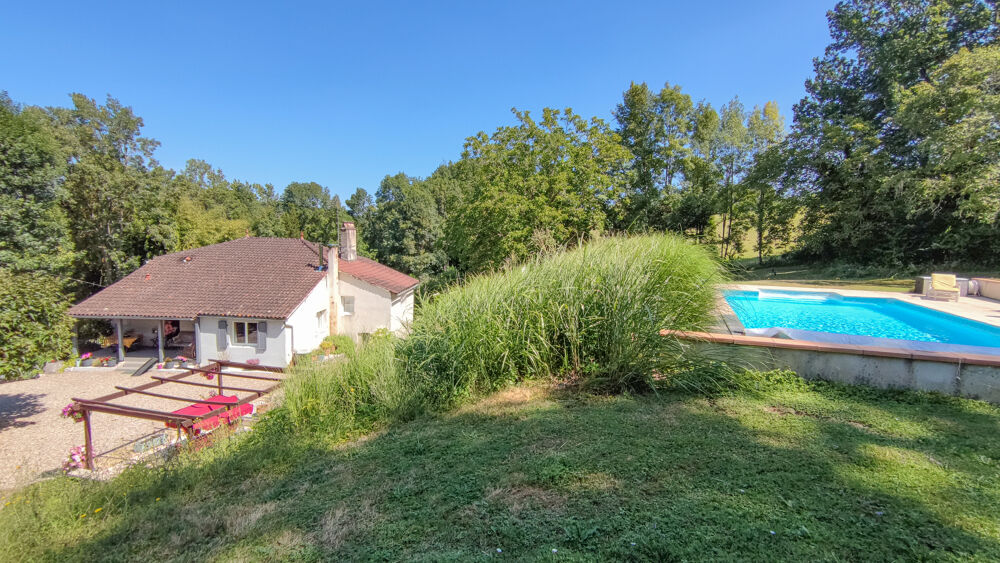 Jolie propriété avec une maison principale, une maison amis, une piscine, une grange et 9274 m2 de terrain