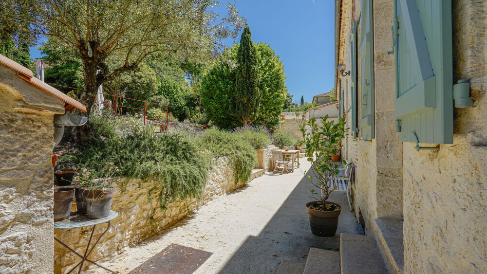 Maison de village 6 chambres, appartement indépendant à rénover, cave, garages et un terrain de 1316 m2