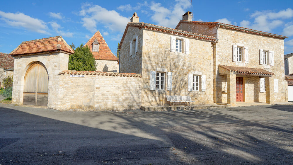 Vente Maison Charmante maison de village en pierre avec 5 chambres, un pigeonnier, une jolie cour et un grand jardin avec p Sauzet