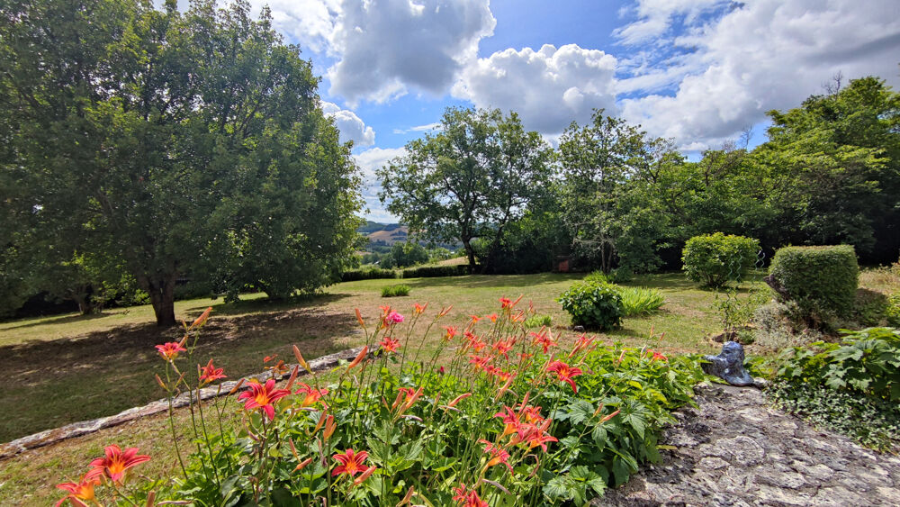 Maison de village avec une magnifique vue et un beau parc arboré de 4277m2