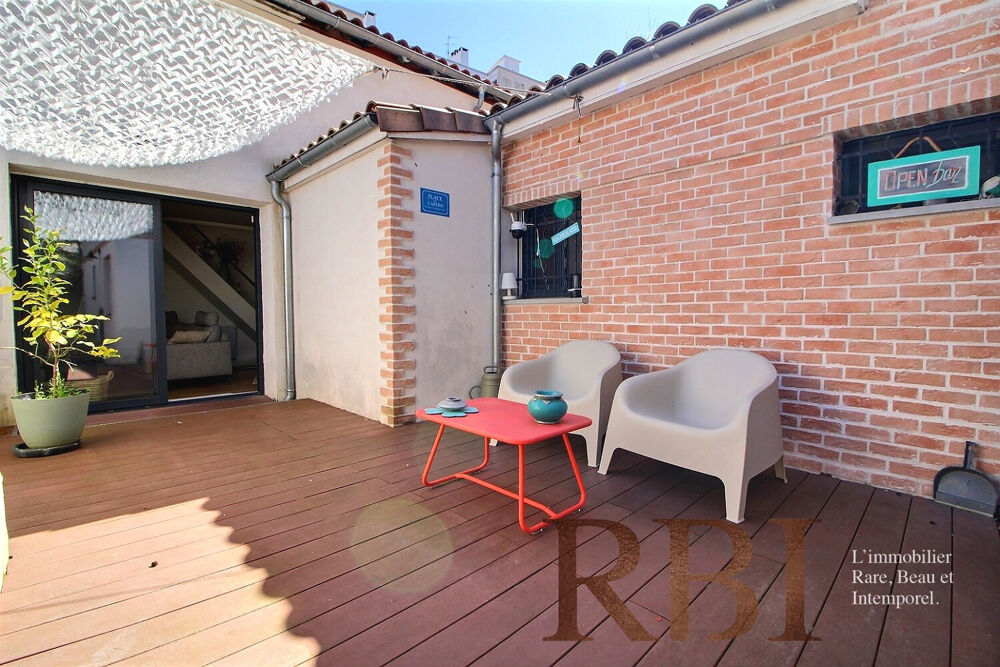 Maison rénovée avec terrasse, stationnements et prestations contemporaines