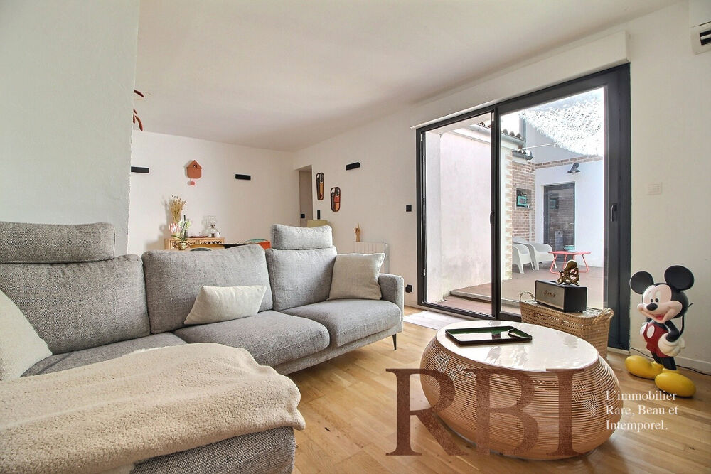 Maison rénovée avec terrasse, stationnements et prestations contemporaines