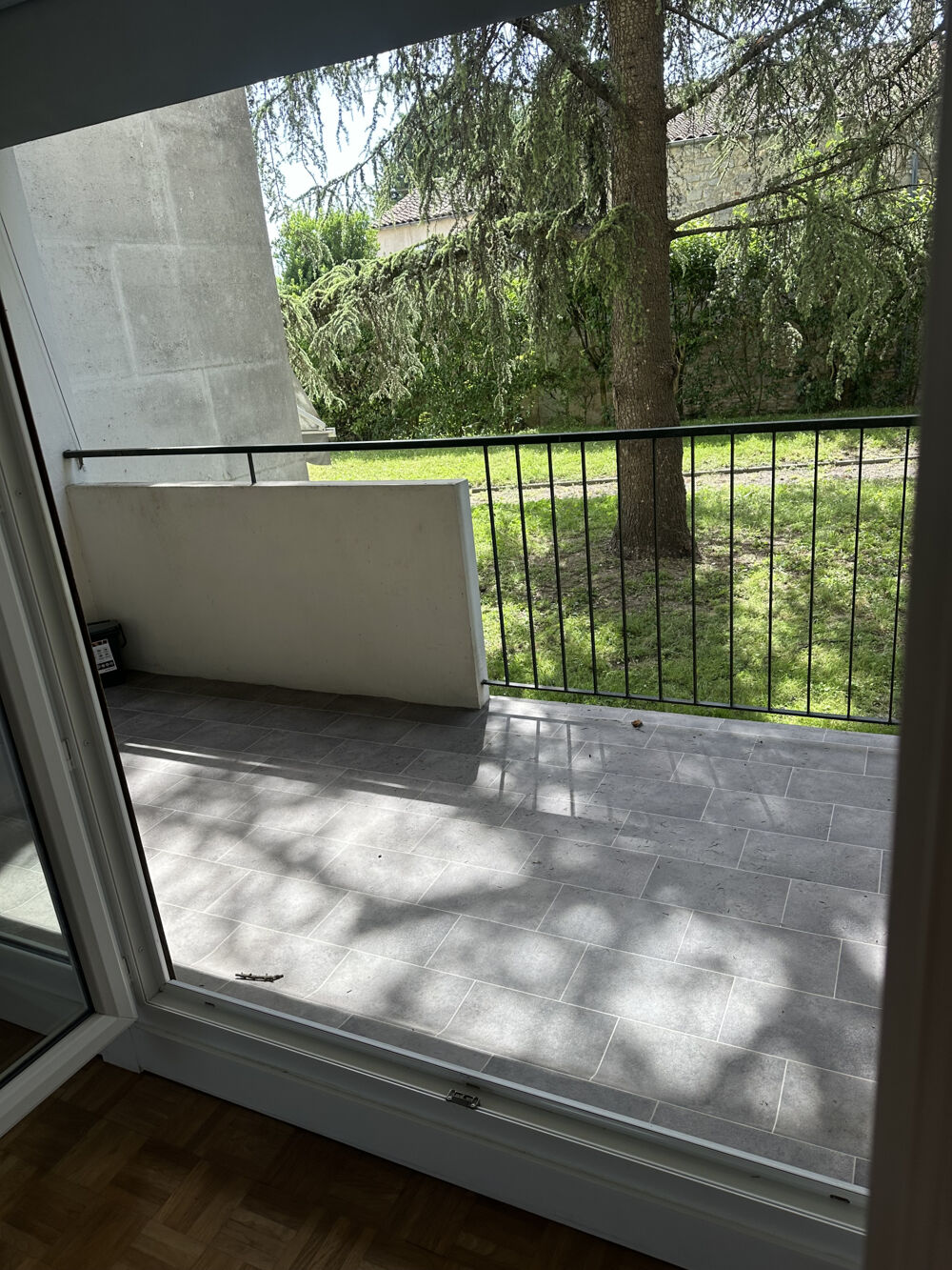 Cognac, Appartement T3 avec garage, place de parking et cave.