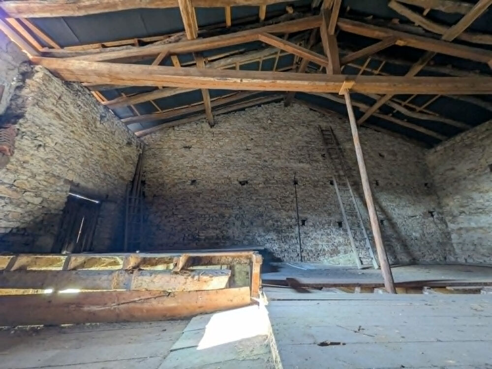Vente Maison Maison avec 2 appartements à rénover et possibilité det possibilité de faire un appartement avec jardin St martin du frene