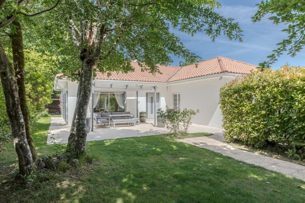 Nouveauté Maison familiale rénovée avec piscine au coeur du bourg de Pompignac