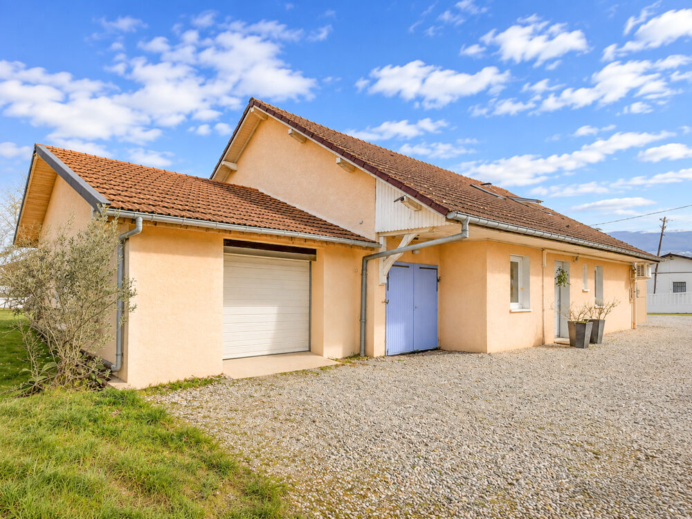 Maison plain-pied offrant environ 158 m2 habitables + garage et abri sur 1950 m2