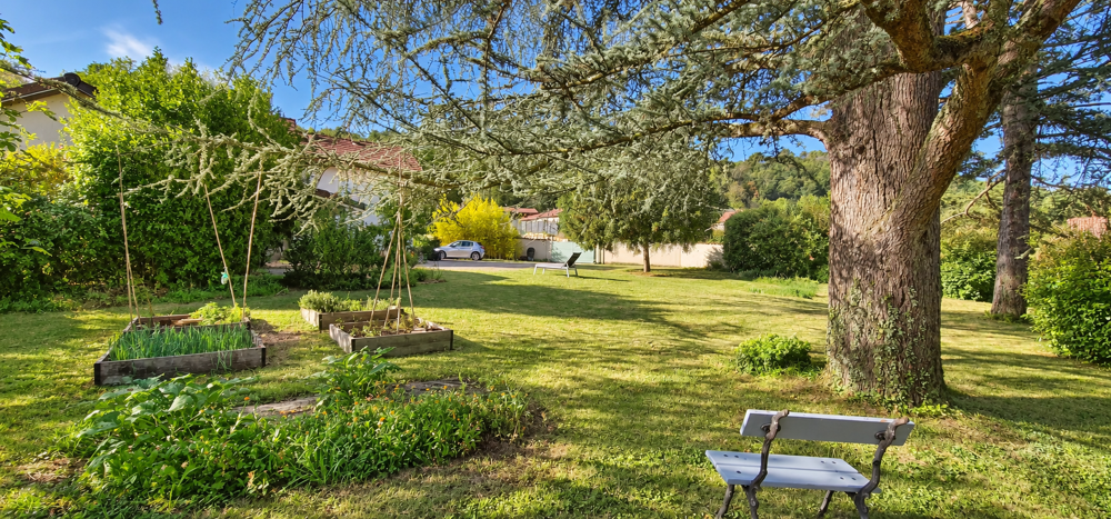 MAISON DE 161 M2 HABITABLES , SUR TERRAIN DE 1178 M2.