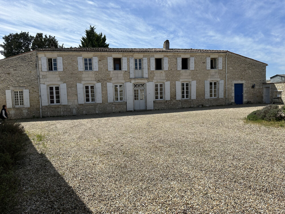 Demeure Charentaise avec dépendance et parc à Saint Romain de Benet.