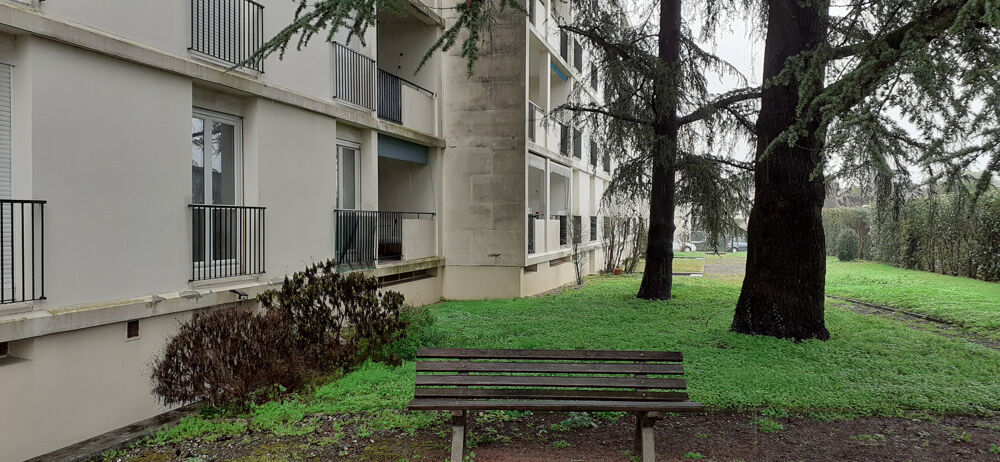 Cognac, Appartement T3 avec garage, place de parking et cave.