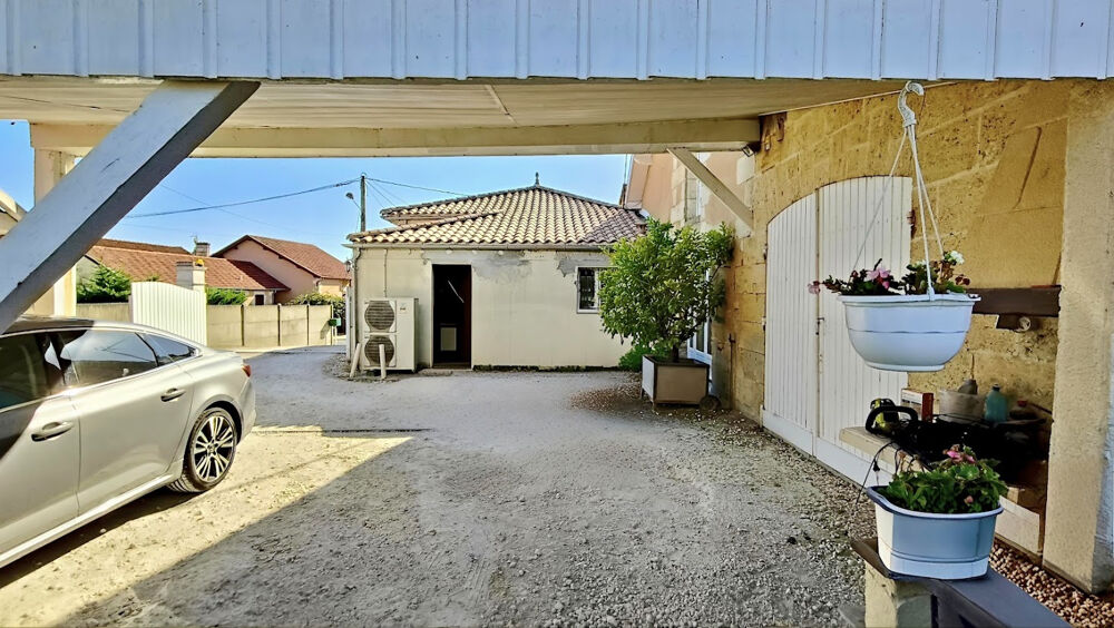 Maison en pierre de 131 m2 3 chambres Jardin clos Garage de 35 m2