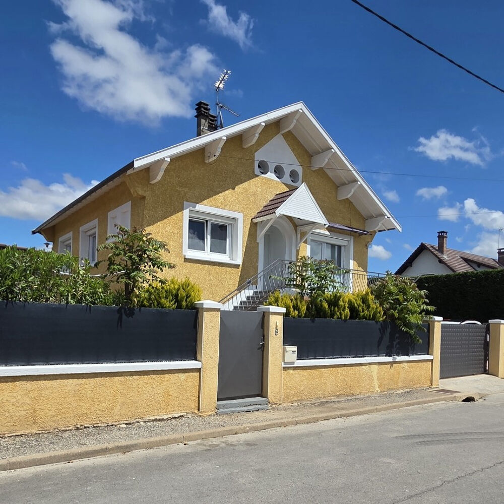 Maison de 165 m2 habitable sur un terrain de 511 m2 clos et aménagée.