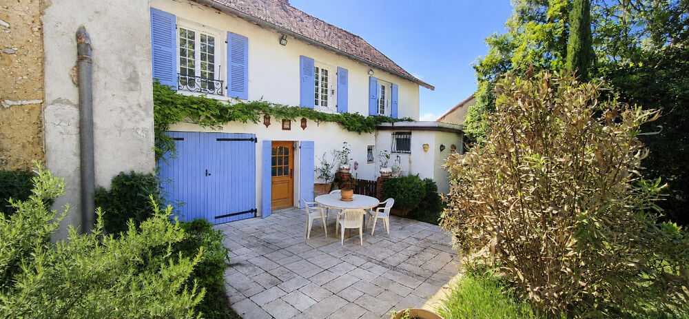 Bâtisse de 140 m2 habitables sur parce de 3375 m2, avec garage, grange et caves.