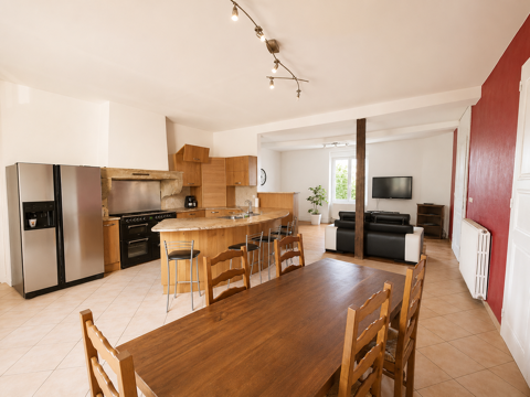   Propriété de caractère avec dépendances, piscine et près de 2,8 hectares de terrain Maison - 7 pièce(s) - 250 m²