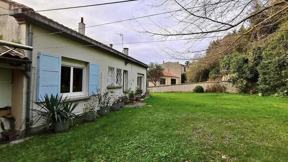 Vous cherchez une maison où tout peut se faire à pied sans renoncer au calme ?