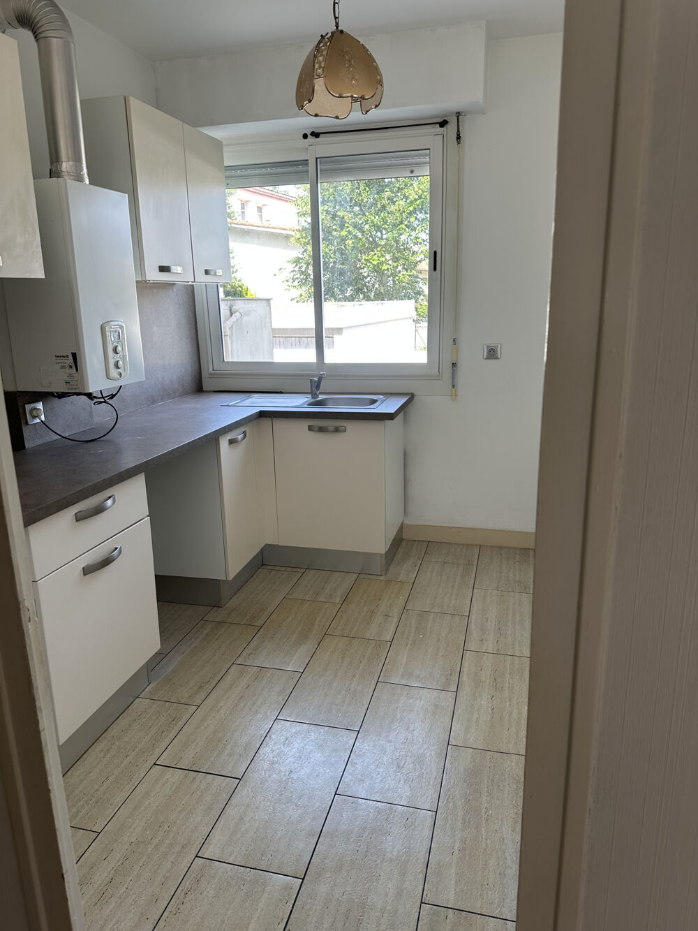 Cognac, Appartement T3 avec garage, place de parking et cave.