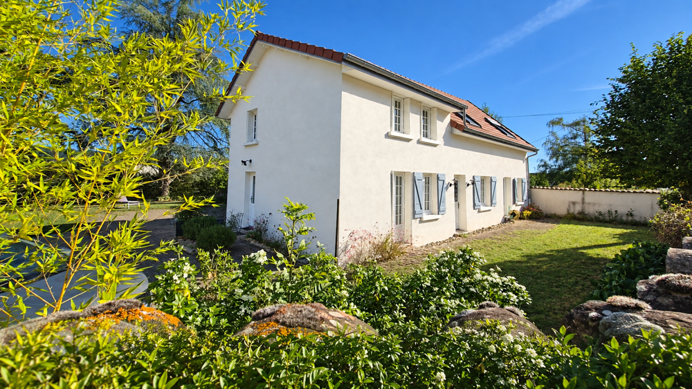 MAISON DE 161 M2 HABITABLES , SUR TERRAIN DE 1178 M2.