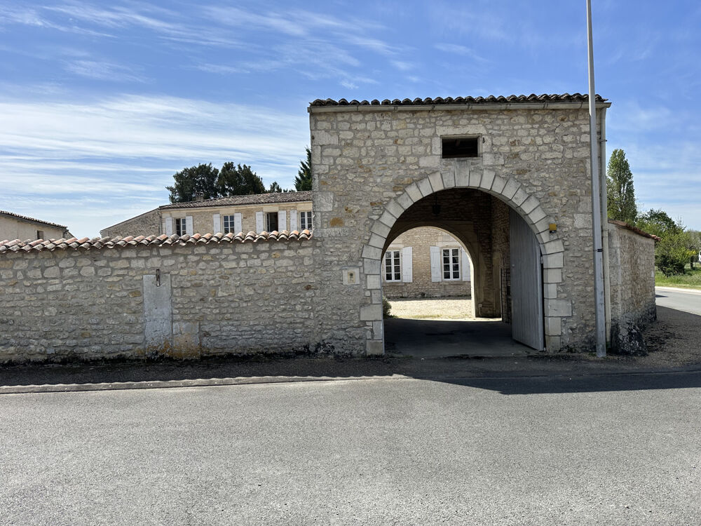 Demeure Charentaise avec dépendance et parc à Saint Romain de Benet.