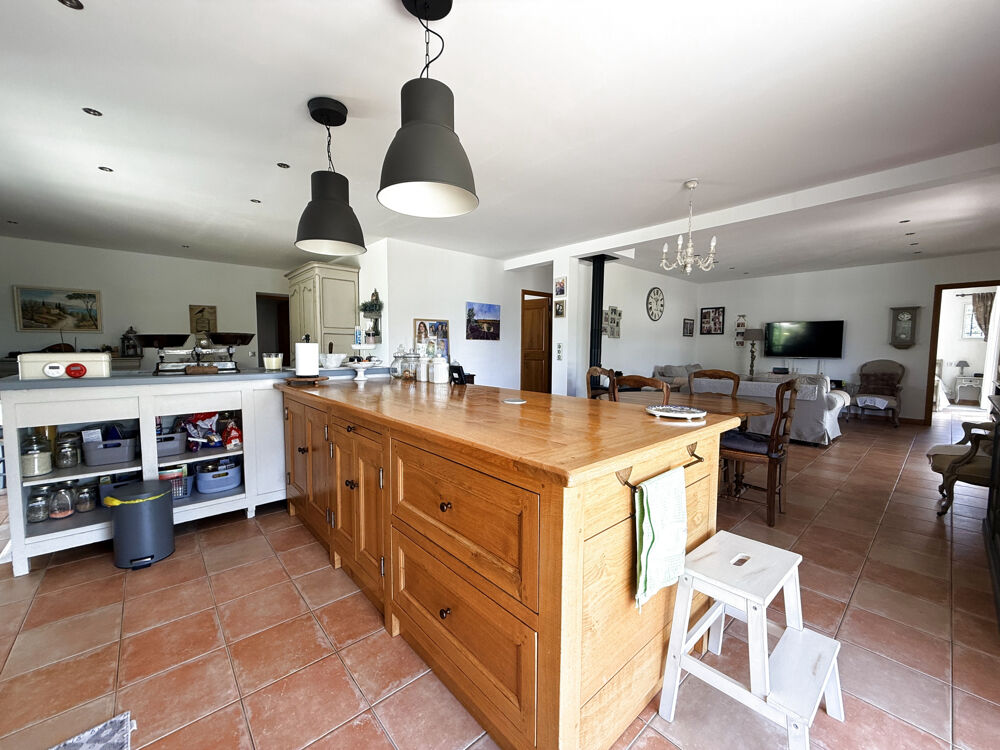 à vendre  Maison Saint-Paul-en-Forêt (83440)