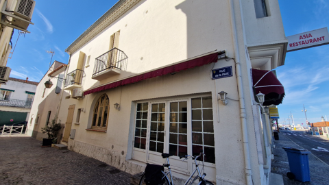 LE GRAU DU ROI - MUR COMMERCIAUX SUR LE PORT 280000 30240 Le grau du roi