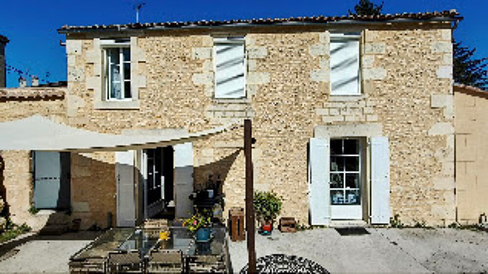 Vente Maison Maison en pierre de charme   Blaye centre   Terrain 1 212 m2   DPE C Blaye