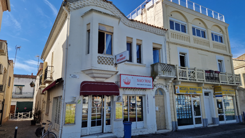   LE GRAU DU ROI - MAISON AVEC ACTIVITE COMMERCIALE AU REZ-DE-CHAUSSEE 