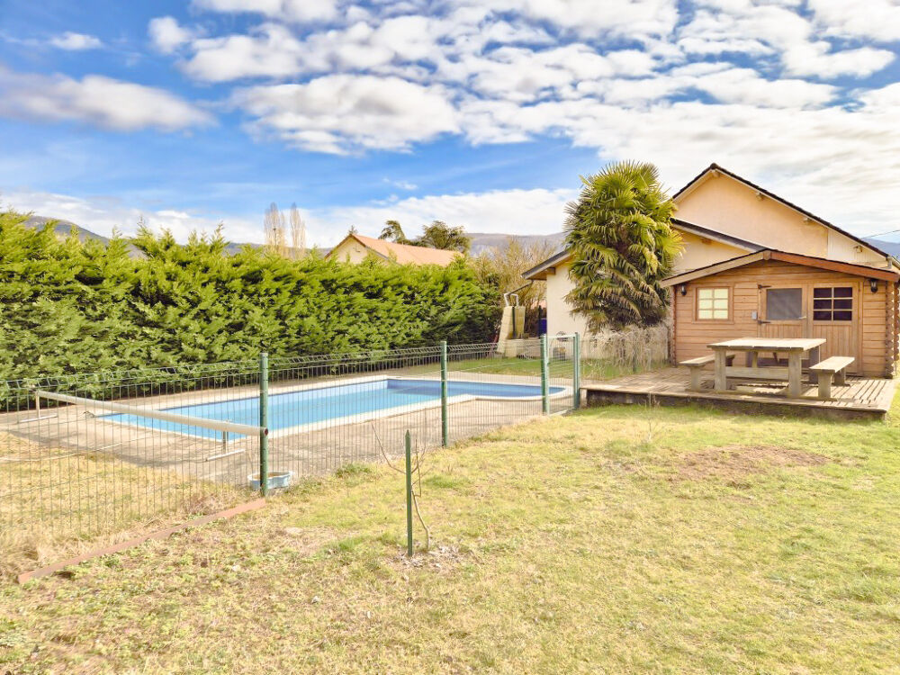 Maison plain-pied offrant environ 158 m2 habitables + garage et abri sur 1950 m2