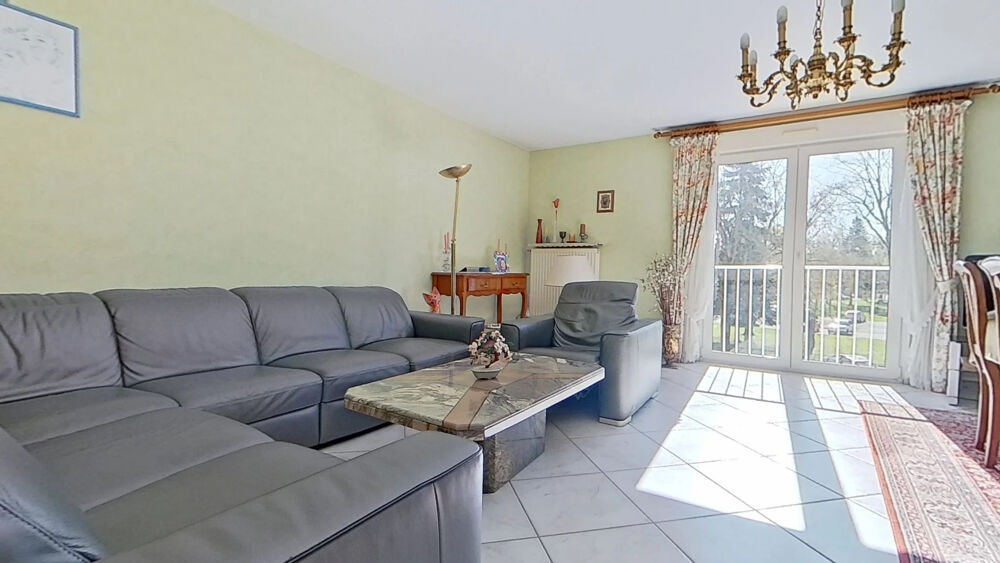 Thionville dans petite copropriété, appartement F4 avec deux chambres, garage double.