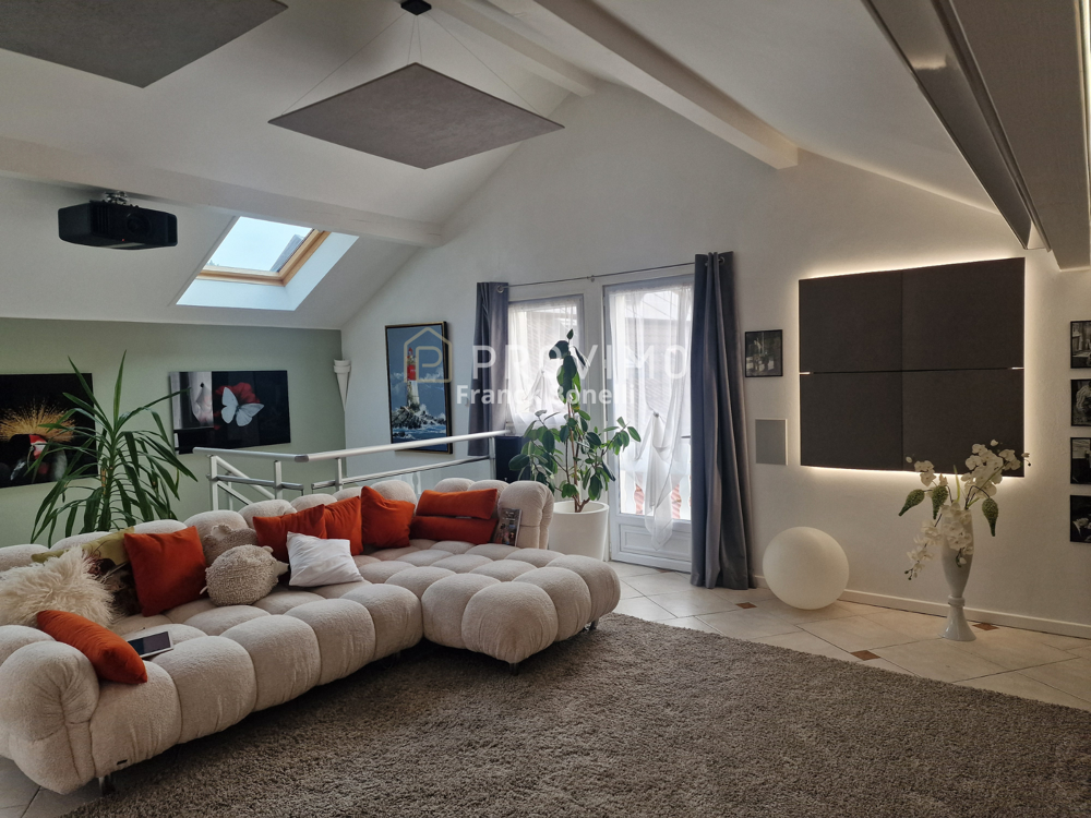 Maison de caractère, 4 chambres, garage, terrasse et jardin, en parfait état