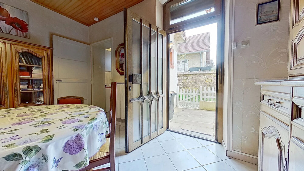 FONTOY, Appartement avec deux entrées indépendantes + caves + cour + garage + dépendance avec jardinet + ateli