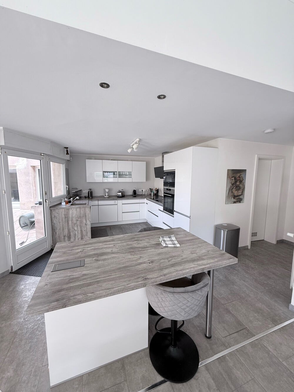 Maison d'architecte de 300m2 sur un terrain de 5.79 ares avec jardin et garage