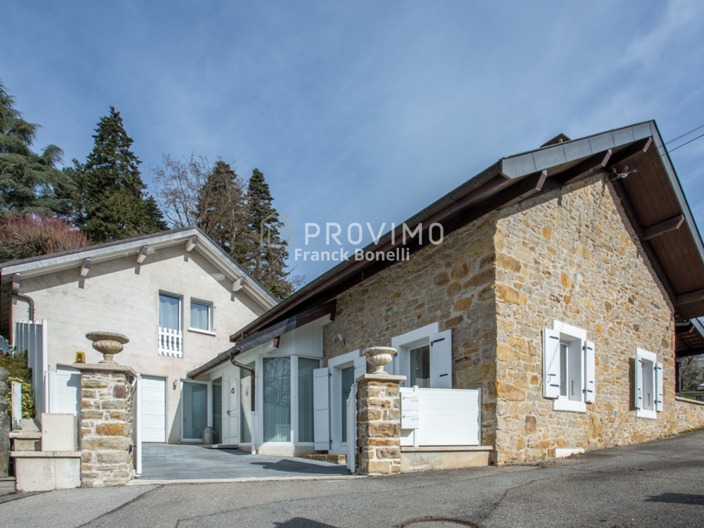 Maison de caractère, 4 chambres, garage, terrasse et jardin, en parfait état